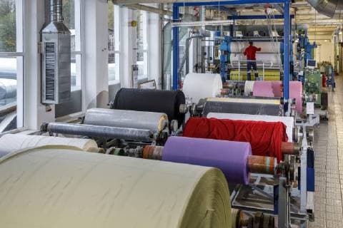Oberlausitzer Damast von Damino DEU Sachsen Großschönau Â In der Verredlung des Damastproduzenten Damino GmbH: Damast, ein edles Baumwollbildgewebe ursprünglich aus China, wurde 1666 erstmals in Deutschland in hergestellt, im traditionellen Oberlausitzer Textilstandort Großschönau. In keinem anderen Ort Deutschlands wurde so viel und so lange kostbare Damast-Tischwäsche gewebt. Die Damino GmbH gehört zu den letzten drei großen Damastproduzenten in Deutschland. Etwa 140 Mitarbeiter produzieren und konfektionierten das edle Gewebe für Bett- und Tischwäsche, aber auch Damast für Bekleidung. Auf modernen Jacquard- und Schaftmaschinen werden Rohgewebe aus Baumwolle oder in verschiedenen Mischungen gewebt. Damast ist ein Gewebe, bei dem sich kett- und schusssichtige Partien abwechseln, wodurch es möglich ist, figürliche Mus