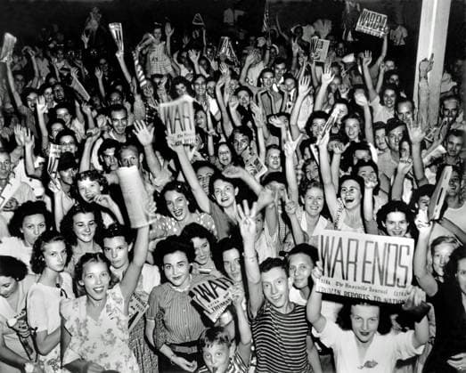 Atombombe Hiroshima Feier des Sieges über Japan (VJ Day) auf dem Jackson Square in der Innenstadt von Oak Ridge (Site X, Atomic City). Als die Atombomben am 6. August 1945 über Hiroshima, und am 9. August über Nagasaki, Japan, abgeworfen wurden, wurde den Menschen in der geheimen Stadt Oak Ridge klar, woran sie gearbeitet hatten. Foto: Edward Westcott US Department of Energy. Tennessee, USA. 14. August 1945 *** Atomic Bomb Hiroshima celebration of the victory over Japan VJ day on Jackson Square in the heart of Oak Ridge site X Atomic City when the atomic bombs August over Nagasaki Japan were dropped on 6 August 1945 of Hiroshima and August 9 Oak Ridge realized people in the secret city what they working had photo Edward Westcott U.S. Department of energy s Tennessee United States 14 August 1945