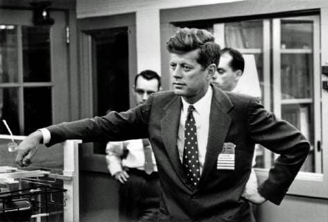 Manhattan-Projekt Senator John F. Kennedy besucht das Nationallabor der ehemals geheimen Stadt Oak Ridge. Die Stadt wurde im Rahmen des Manhattan-Projekts gegründet. Tennessee, USA. 24. Februar 1959 *** Manhattan Project Senator John F Kennedy visited the national laboratory of the formerly secret city Oak Ridge town was founded within the framework of the Manhattan Project Tennessee USA 24 February 1959
