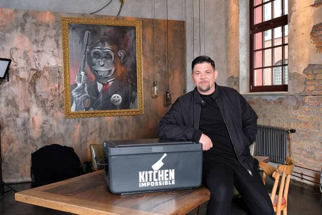 Hamburg Tim Mälzer presents in its hamburger restaurant Bullerei the new season kitchen impossible from the age 4 2 2018 to see on VOX