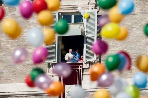 Entertainment Bilder der Woche Themen der Woche NO FRANCE - NO SWITZERLAND: January 28, 2018 : Pope Francis looks at the newly released balloons, bearing the colors of the Vatican flag, which remained caught in the window during the Angelus noon prayer in St. Peter s Square at the Vatican.  Copyright: xÂ©MASSIMILIANOxMIGLIORATO CPPx x xCatholicxPressxPhotox