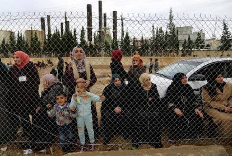January 28, 2018 - Nuseirat, Gaza Strip, Palestinian Territory - Palestinian women watch the football match between Al-Nuseirat and Al-Jalaa standing outside the fence of the stadium, at Nuseirat refugee camp, in the central of Gaza Strip, on January 28, 2018. Palestinian police allowed women to attending the football match on the first time in Gaza Strip Nuseirat Palestinian Territory - ZUMAap3_ 20180128_zaf_ap3_177 Copyright: xAshrafxAmrax