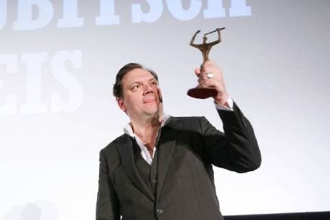 The actor is Charly Huebner on 28 01 2018 with the Ernst Lubitsch Preis for his comedic performance in the film magical mystery or the return of Karl Schmidt honored the traditional trophy he was awarded at a Gala in the Babylon cinema in Berlin Center the Club of Berlin film journalists awards since 1958 the Ernst Lubitsch Preis for best comedic performance in the German movie Berlin Ger