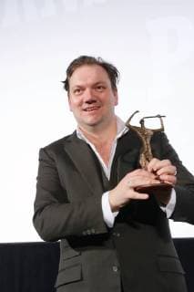 The actor is Charly Huebner on 28 01 2018 with the Ernst Lubitsch Preis for his comedic performance in the film magical mystery or the return of Karl Schmidt honored the traditional trophy he was awarded at a Gala in the Babylon cinema in Berlin Center the Club of Berlin film journalists awards since 1958 the Ernst Lubitsch Preis for best comedic performance in the German movie Berlin Ger