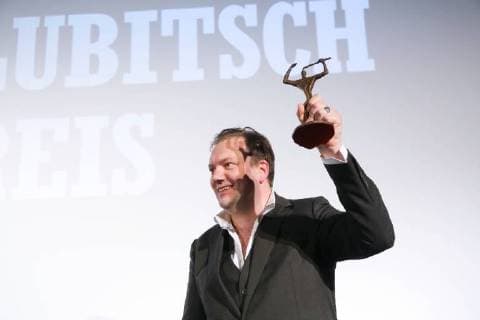 The actor is Charly Huebner on 28 01 2018 with the Ernst Lubitsch Preis for his comedic performance in the film magical mystery or the return of Karl Schmidt honored the traditional trophy he was awarded at a Gala in the Babylon cinema in Berlin Center the Club of Berlin film journalists awards since 1958 the Ernst Lubitsch Preis for best comedic performance in the German movie Berlin Ger