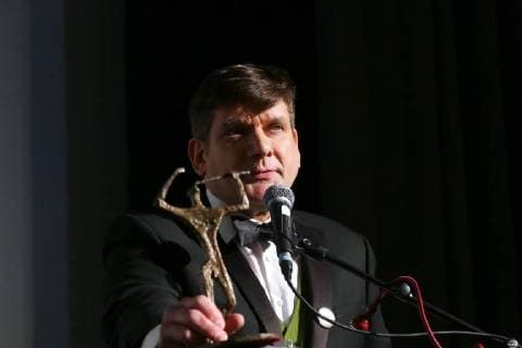 The journalist Markus Tschiedert 01 moderated the awarding of the Ernst Lubitsch on the 28 2018 Prize in Berlin the actor Charly Huebner is honoured for his comedic performance in the film magical mystery or the return of Karl Schmidt the ceremony traditional trophy Center took place at a Gala in the cinema Babylon i