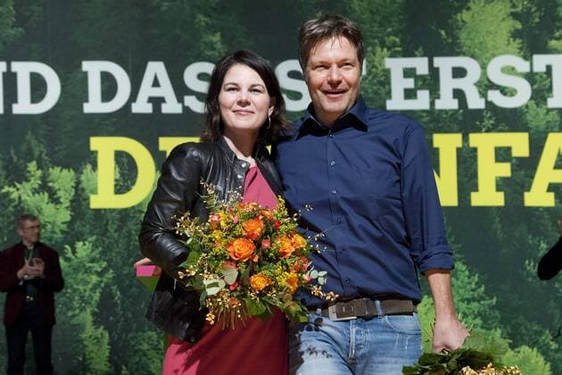 the two new party chairman Annalena bear Bock Annalena Charlotte Alma bear Bali member of the German Bundestag of MDS and Robert HABECK Environment Minister and Vice-Chair Minister President of Schleswig-Holstein writer and journalist posing on stage Extraordinary Federal delegates Conference of the party Bündnis 90 Die Grünen in the Congress Centrum Hanover 26 27 01 2018
