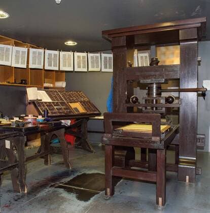 IMAGO History, Erfindung des Buchdrucks durch Johannes Gutenberg um 1450 Rekonstruierte Druckerwerkstatt von Johannes Gutenberg mit Druckerpresse am 17.01.2018 im Johannes-Gutenberg-Museum in Mainz (der Nachbau der Presse stammt aus dem Jahr 1929). Kaum eine andere Erfindung hat die Welt so sehr veraendert wie die des Mainzer Kaufmannssohns Johannes Gutenberg. Ohne den Buchdruck waeren viele historische Entwicklungen der Neuzeit undenkbar. Die ersten kommerziellen Erfolge erzielte er ausgerechnet mit Ablassbriefen. Im Auftrag der katholischen Kirche produzierte der Mainzer Johannes Gutenberg die beruechtigten Bescheinigungen, die den Kaeufern pauschal Vergebung aller ihrer Suenden versprachen. Zum Einsatz kam eine revolutionaere Technologie, die der Tueftler zuvor in jahrelanger Arbeit ausgefeilt hatte. Gutenberg gilt als Erfinder des Buchdrucks mit beweglichen Lettern. Am 3. Februar jaehrt sich zum 550. Mal s Copyright: epd-bild AndreaxEnderlein EDITORIAL USE ONLY