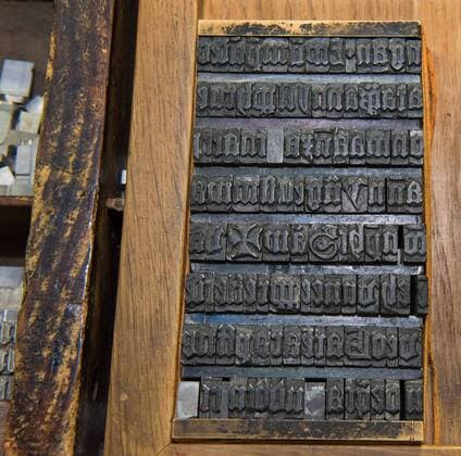 IMAGO History, Erfindung des Buchdrucks durch Johannes Gutenberg um 1450 Michael Sobotta vom Johannes-Gutenberg-Museum in Mainz demonstriert am 17.01.2018 in der im Museum rekonstruierten Druckerwerkstatt von Gutenberg wie zu Zeiten Johannes Gutenbergs Lettern gegossen wurden (Foto: die Lettern bestanden aus einer Legierung aus Blei, Zinn, Antimon und Wismut). Kaum eine andere Erfindung hat die Welt so sehr veraendert wie die des Mainzer Kaufmannssohns Johannes Gutenberg. Ohne den Buchdruck waeren viele historische Entwicklungen der Neuzeit undenkbar. Die ersten kommerziellen Erfolge erzielte er ausgerechnet mit Ablassbriefen. Im Auftrag der katholischen Kirche produzierte der Mainzer Johannes Gutenberg die beruechtigten Bescheinigungen, die den Kaeufern pauschal Vergebung aller ihrer Suenden versprachen. Zum Einsatz kam eine revolutionaere Technologie, die der Tueftler zuvor in jahrelanger Arbeit ausgefeilt h Copyright: epd-bild AndreaxEnderlein EDITORIAL USE ONLY