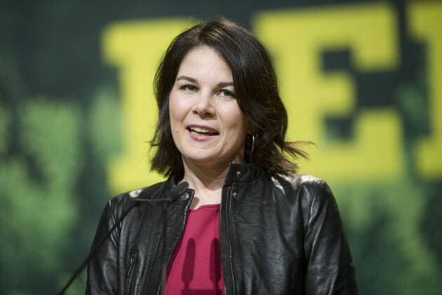 Victoria Baer Bock Annalena Charlotte Alma bear Bali member of the German Bundestag of MDS is pleased about their election of the Chairman and takes the choice of extraordinary Federal delegates Conference of the party Bündnis 90 Die Grünen in the Congress Centrum Hanover 26 27 01 2018
