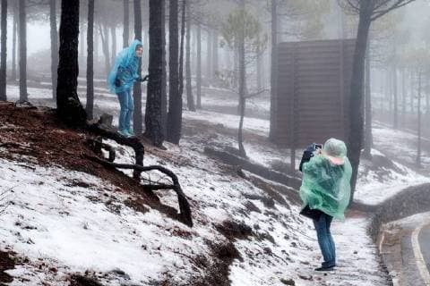 Themen der Woche Bilder des Tages People take pictures in the snow in Gran Canaria, Spain, 30 January 2018. The roads to Gran Canaria s peak had to be closed due to the weather in order to avoid dangerous situations. Roads to Gran Canaria s peak closed due to the snow !ACHTUNG: NUR REDAKTIONELLE NUTZUNG!  Copyright: xAngelxMedinaxG.x TEJ001 20180130-636529402888629913
