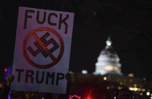 Themen der Woche January 30, 2018 - Washington, District of Columbia, U.S. - Protestors hold signs outside of the United States Capitol prior to U.S. President Trump s State of the Union Address. Washington U.S.  - ZUMAUnio 20180130_mda_s238_007 Copyright: xRiccardoxSavix