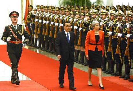 Themen der Woche Bilder des Tages British Prime Minister Theresa May (R) and Chinese Premier Li Keqiang inspect a military honor guard during a welcoming ceremony in the Great Hall of the People in Beijing on January 31, 2018. May told China to stop flogging counterfeit goods and dumping steel as she risked a spat with Beijing at the start of a trade visit.  PEK2018013105 STEPHENxSHAVER
