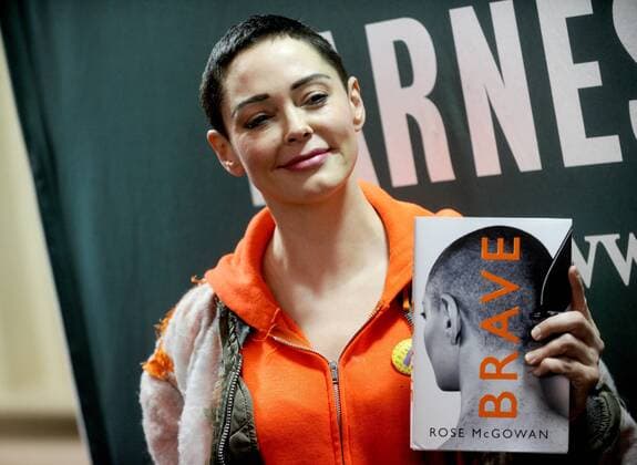Bilder des Tages Rose McGowan arrives to sign copies of her memoir Brave at Barnes & Noble Union Square on January 31, 2018 in New York City. McGowan has long maintained that Harvey Weinstein raped her and has made her account of an assault at his hands at the Sundance Film Festival in 1997 a major part of the book.  NYP20180131102 DENNISxVANxTINE