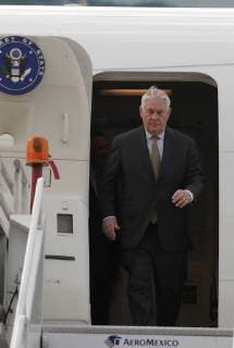 Ankunft von Rex Tillerson in Mexiko-Stadt US Secretary of State Rex Tillerson arrives at the hangar of the National Defense Office in Mexico City, Mexico, 01 February 2018. Tillerson arrived in Mexico to meet President Enrique Pena Nieto and to participate in a tri-lateral meeting in which the Foreign Ministers of Mexico and Canada will be present. Tillerson arrives in Mexico to adress bilateral and regional issues !ACHTUNG: NUR REDAKTIONELLE NUTZUNG!  Copyright: xMarioxGuzmanx MEX001 20180202-636531305078679124