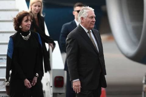 Ankunft von Rex Tillerson in Mexiko-Stadt February 1, 2018 - EUM20180201POL26.JPG.CIUDAD DE MEXICO.- Politics Politica-Mexico-EU-Tillerson.- 1 de febrero 2018.- El secretario del Departamento de Estado de Estados Unidos, Rex Tillerson, arribo la tarde de este jueves a un hangar militar del Aeropuerto Internacional de la Ciudad de Mexico. El funcionario fue recibido por Roberta S. Jacobson, embajadora de ese pais en Mexico. Foto: Agencia EL UNIVERSAL RCC.  - ZUMAu78_ 20180201_zaf_u78_053 Copyright: xAlejandroxAcostax