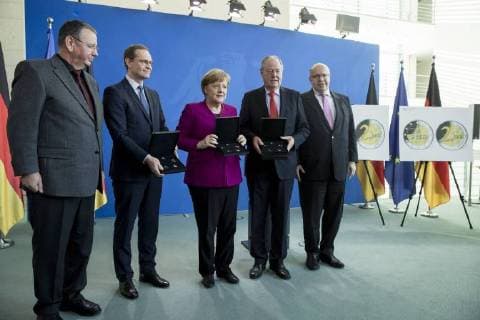 Themen der Woche Bilder des Tages February 2, 2018 - Berlin, Germany - (From 2L-R) Berlin s Mayor Michael Mueller, German Chancellor Angela Merkel, former German Finance Minister Peer Steinbrueck and Finance Minister Peter Altmeier are pictured during the presentation of new 2 Euro coins with images of Berlin and of former Chancellor Helmut Schmidt at the Chancellery in Berlin, Germany on February 2, 2018. Berlin Germany  - ZUMAn230 20180202_zaa_n230_091 Copyright: xEmmanuelexContinix