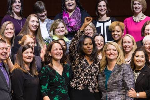Berühmte Feministinnen, Michelle Obama Entertainment Bilder der Woche Themen der Woche Bilder des Tages February 2, 2018 - Washington, DC, United States - (Center L-R): Kristen Perry of Chicago, Ill., former First Lady Of the U.S. Michelle Obama, and other school counselors, pose for a photo after the 2018 School Counselor of the Year awards ceremony, at the John F. Kennedy Center for the Performing Arts in Washington, D.C., on Friday, Feb. 2, 2018. ( ) Washington United States  - ZUMAn230 20180202_zaa_n230_373 Copyright: xCherissxMayx