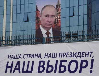Themen der Woche Bilder des Tages GROZNY, RUSSIA - FEBRUARY 3, 2018: A campaign poster in support of incumbent president Vladimir Putin running for re-election in the 2018 Russian presidential election on March 18, 2018; the poster reads Out Country, Our President, Our Choice! . Yelena Afonina TASS  TS0721F6