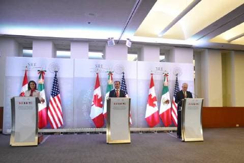 Treffen der nordamerikanischen Außenminister in Mexico City February 2, 2018 - Mexico City, Mexico, Mexico - (L to R) US Secretary of State Rex Tillerson, Minister of Foreign Affairs of Mexico Luis Videgaray and Minister of Foreign Affairs of Canada Chrystia Freeland are seen during a press conference of North American Foreign Ministers Meeting at Foreign Affair on February 02, 2018 in Mexico City, Mexico Mexico City Mexico  - ZUMAn230 20180202_zaa_n230_516 Copyright: xCarlosxTischlerx