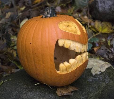 Geister- Kuerbis , Geister- Kuerbisse liegen fuer Halloween in Stralsund bereit. - *** Pumpkin ghosts ghosts pumpkins are ready for Halloween in Stralsund