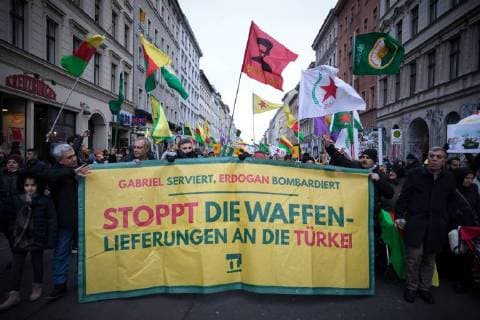 Themen der Woche Bilder des Tages Protest Afrin Mehrere tausend Menschen demonstrieren in Berlin gegen die Angriffe des türkischen Militärs auf die syrische Stadt Afrin. Die Türkei geht militärisch gegen die kurdischen Militaereinheiten JPG und YPJ vor, welche mit Unterstütung der USA gegen die islamistischen Terroristen des sogenannten Islamischen Staat vorgehen. Demonstranten mit Banner: Gabriel serviert, Erdogan bombadiert. Stoppt die Waffenlieferungen an die Türkei. Berlin Berlin Deutschland *** Demonstrate protest Afrin several thousand people in Berlin against the attacks of the Turkish military on the Syrian city Afrin Turkey going on JPG and YPJ militarily against the Kurdish army units which with support of the United States against the Islamist Do the terrorists of the so-called Islamic State protesters with banners Gabriel served Erdogan bombed stop arms shi