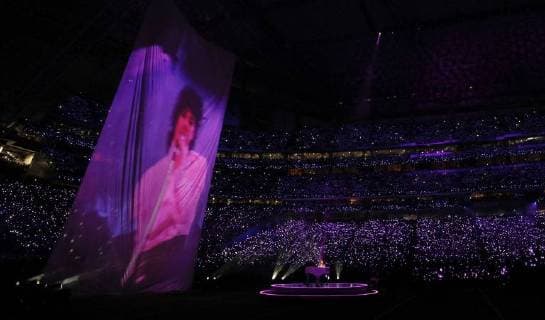 Entertainment Bilder der Woche Themen der Woche Bilder des Tages February 4, 2018 - Minneapolis, Minnesota, U.S. - Accompanied by a huge projection of Prince, JUSTIN TIMBERLAKE plays the piano and sings during the halftime show at Super Bowl LII, at U.S. Bank Stadium. Timberlake has said that Prince had a deep influence on his music.. Minneapolis U.S. - ZUMAm42_ 20180204_zaf_m42_037 Copyright: xCarlosxGonzalezx
