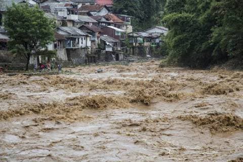 Themen der Woche Bilder des Tages February 5, 2018 - Bogor, West Java, Indonesia - Bogor, West Java, 05 February 2018 : As heavy rain hit most of area in Indonesia, one of the place Bogor that was flowed by Ciliwung River over flowed and hit the area soon also hit Jakarta. Some home and school at the area hit by flood from the river because of stock pile of garbage that halt the flow of the water, it s very common for Indonesia people just throw garbage to the river as the law enforcement for environtment very weak at the country. Bogor Indonesia - ZUMAh128 20180205_zap_h128_020 Copyright: xDonalxHusnix