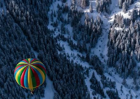 Zell am see 05 02 2018 Zell am See Kaprun AUT BalloonAlps in the picture a hot-air balloon on his trip over the Alps from above a hot air balloon on his ride over the Alps during the international balloon Alps Week Zell am See Kaprun Austria photographed on 2018 02 05  EX_FEI