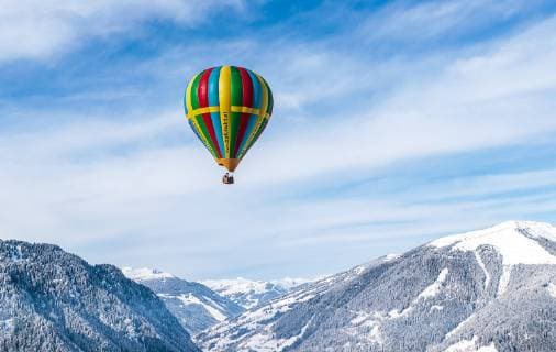 Zell am see 05 02 2018 Zell am See Kaprun AUT BalloonAlps in the picture a hot-air balloon on his ride in the mountains a hot air balloon in front of the mountains scenery during the international balloon Alps Week Zell am See Kaprun Austria on 2018 02 05  EX_FEI