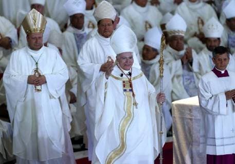 Cardinal Carlos Aguiar Retes (L) greets at the ceremony during which he took over as Archbishop of Mexico at the Guadalupe Basilica in Mexico City, Mexico, 05 February 2018. Retes substitutes Norberto Rivera, who reached his retirement age. Cardinal Carlos Aguiar Retes takes over Archdiocese in Mexico !ACHTUNG: NUR REDAKTIONELLE NUTZUNG!  Copyright: xJorgexNunezx CMX003 20180205-636534653500610957