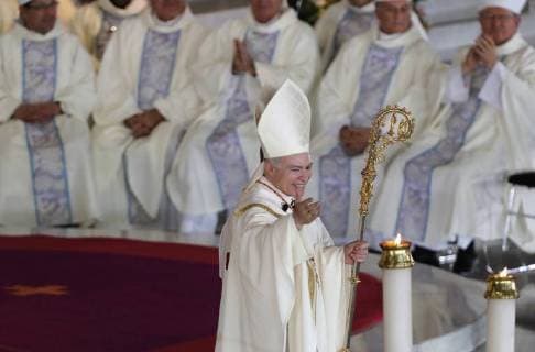 Cardinal Carlos Aguiar Retes (C) participates at the ceremony during which he took over as Archbishop of Mexico at the Guadalupe Basilica in Mexico City, Mexico, 05 February 2018. Retes substitutes Norberto Rivera, who reached his retirement age. Cardinal Carlos Aguiar Retes takes over Archdiocese in Mexico !ACHTUNG: NUR REDAKTIONELLE NUTZUNG!  Copyright: xJorgexNunezx CMX005 20180205-636534662387675925
