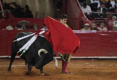 Mexican bullfighter Joselito Adame in action during the run of the 72nd Anniversary of the Plaza de Toros Mexico, in Mexico City, Mexico, 05 February 2018. Big Season at the Plaza de Toros Mexico !ACHTUNG: NUR REDAKTIONELLE NUTZUNG!  Copyright: xMARIOxGUZMAMx CMX020 20180206-636534875186879385