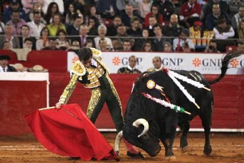 Mexican bullfighter Joselito Adame in action during the run of the 72nd Anniversary of the Plaza de Toros Mexico, in Mexico City, Mexico, 05 February 2018. Big Season at the Plaza de Toros Mexico !ACHTUNG: NUR REDAKTIONELLE NUTZUNG!  Copyright: xMARIOxGUZMAMx CMX020 20180206-636534875816499421