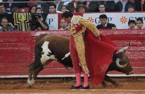 Mexican bullfighter Jeronimo Ramirez in action during the run of the 72nd Anniversary of the Plaza de Toros Mexico, in Mexico City, Mexico, 05 February 2018. Big Season at the Plaza de Toros Mexico !ACHTUNG: NUR REDAKTIONELLE NUTZUNG!  Copyright: xMARIOxGUZMAMx CMX020 20180206-636534882319557107