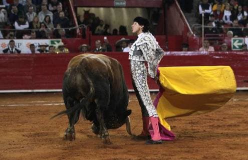 Peruvian bullfighter Andres Roca Rey in action during the run of the 72nd Anniversary of the Plaza de Toros Mexico, in Mexico City, Mexico, 05 February 2018. Big Season at the Plaza de Toros Mexico !ACHTUNG: NUR REDAKTIONELLE NUTZUNG!  Copyright: xMARIOxGUZMAMx CMX020 20180206-636534894591531773