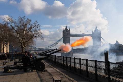 Themen der Woche Bilder des Tages February 6, 2018 - London, London, UK - London, UK. A 62 gun salute is fired at the Tower of London in front of Tower Bridge, by the Honourable Artillery Company to celebrate the 66th anniversary of HM The Queen s accession to the throne. London UK  - ZUMAl94_ 20180206_zaf_l94_120 Copyright: xVickiexFloresx