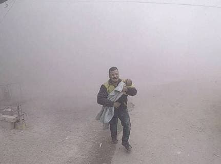 Themen der Woche Bilder des Tages Feb 6, 2018 - Damascus, Syria - In a photo provided by the Syrian Civil Defense group, also known as the White Helmets, a paramedic carries his wounded son fleeing from the scene of an attack after airstrikes hit a rebel-held suburb near Damascus on Tuesday. Damascus Syria  - ZUMA 20180206_jlr_z03_001 Copyright: xSyrianxCivilxDefensexWhitexHelmex