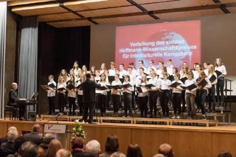 Bochumer Psychologe Jürgen Straub erhält Wissenschaftspreis 2017 der UNI Vechta 06.02.2018, Aula UNI , Vechta, Bochumer Psychologe Jürgen Straub erhält Wissenschaftspreis 2017 der UNI Vechta, - Jährlich stiftet der Vechtaer Reiseunternehmer Hans Höffmann den mit 10.000 Euro dotierten Höffmann-Wissenschaftspreis für Interkulturelle Kompetenz. Für das Jahr 2017 wurde der Bochumer Psychologe Prof. Dr. Jürgen Straub einstimmig von der Jury zum Preisträger gewählt. - Zur Person Prof. Dr. phil. Jürgen Straub ist seit April 2008 Inhaber des Lehrstuhls für Sozialtheorie und Sozialpsychologie an der Ruhr-Universität Bochum. Seine Forschungsschwerpunkte liegen u.a. in den Bereichen Sozial- und Kulturpsychologie, interdisziplinäre Sozial- und Kulturtheorie, Interkulturalität, interkulturelle Kommunikation und Kompetenz, I nphxKokenge nph00001