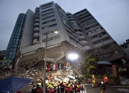Themen der Woche Bilder des Tages Taiwan quake Rescue workers continue searching for survivors in Hualien, Taiwan, on Feb. 7, 2018, following a powerful earthquake the previous night. 