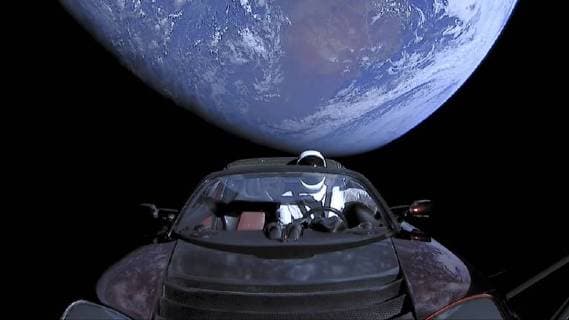 Themen der Woche The Tesla Roadster launched atop a SpaceX Falcon Heavy rocket Tuesday during the powerful booster’s maiden flight was expected to pass beyond the moon’s orbit overnight Wednesday and reach the orbit of Mars in July as it puts Earth in its rear view mirror, analysts said. SpaceX founder and chief designer Elon Musk released a spectacular final photo earlier in the day from a camera on the rocket’s second stage showing the Tesla and it’s space-suited driver Starman outbound with an increasingly distant crescent Earth in the backgroun United States  572272