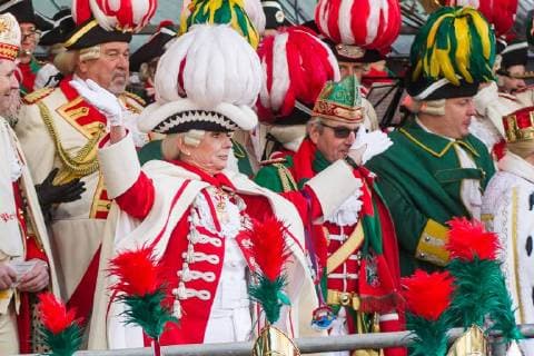 Auftakt des Strassenkarnevals an Weiberfastnacht am 08. Februar 2018 in der Innenstadt von Köln. Die Oberbürgermeisterin der Stadt Köln - Henriette Reker Weiberfastnacht in Köln *** Kick-off of the street carnival on fat Thursday 08 February 2018 in the city centre of Cologne the Mayor of Cologne of Henriette of Chitra Weiberfastnacht in Cologne