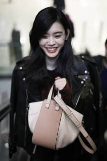 Chinese model Xi Mengyao, better known as Ming Xi, is pictured at the Shanghai Hongqiao International Airport in Shanghai, China, 8 February 2018. Ming Xi flashes slim figure in casual wear at Beijing airport  pbu752495_08