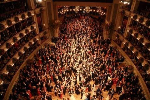 Themen der Woche Bilder des Tages Opernball 2018 Wien, Oper, 08. 02. 2018 Ballgäste beim Tanzen, Tanzpaare, Tanzen, Tanzfläche *** Opera ball 2018 Vienna Opera 08 02 2018 ball guests dancing dancing couples dancing dance floor