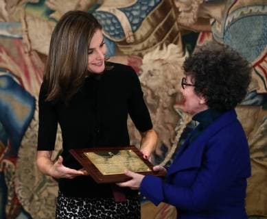 Spain’s Queen Letizia (L) and Spanish artist Victoria Civera (R) pose for the photographers during the 23rd Medallistica Tomas Francisco Prieto Award in Madrid, Spain, 09 February 2018. The 23rd Medallistica Tomas Francisco Prieto rewarded Spanish artist Victoria Civera. Spain’s Queen Letizia chairs the presentation of the 23rd Medallistica Tomas Francisco Prieto Award !ACHTUNG: NUR REDAKTIONELLE NUTZUNG!  Copyright: xMariscalx GRAF7957 20180209-636537784454676863