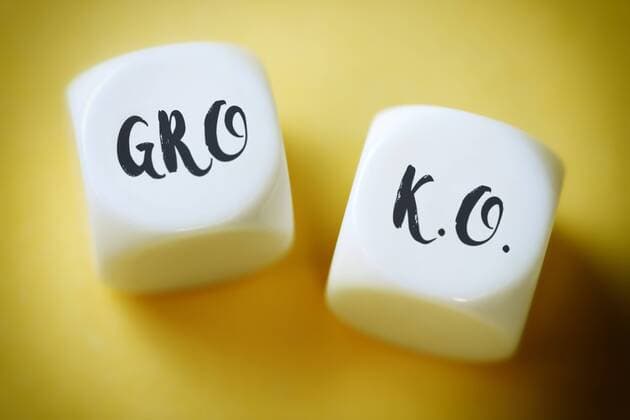 WÃ¼rfel mit der Aufschrift Gro und k.o., Symbolfoto fÃ¼r die GroÃŸe Koalition *** Cube icon photo for the grand coalition with the words big and k o ** NUR FUER REDAKTIONELLE ZWECKE ** EDITORIAL USE ONLY **
