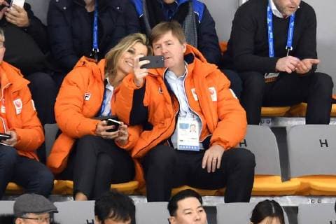 Themen der Woche Bilder des Tages 10-02-2018 Olympic Queen Maxima and King Willem-Alexander making a selfie during the 3.000 meter ice speed skating during the Olympic Games in Peyongchang in Korea.  Copyright: xPPE. xSCS SanderxChamidx