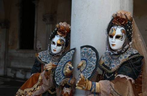 Bilder des Tages February 10, 2018 - Venice, Italy - Traditional Venice Carnival Masks in San Marco Square at the sunrise in Venice during the Venice Carnival 2018, on February 10, 2018. Venice Italy  - ZUMAn230 20180210_zaa_n230_118 Copyright: xMatteoxChinellatox