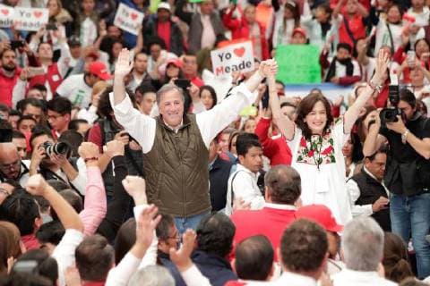 Bilder des Tages February 11, 2018 - EUM20180211NAC04.JPG.TLALNEPANTLA, Mex., Campaign Campana-PRI.- El precandidato presidencial de la coalicion Todos por Mexico , Jose Antonio Meade, encabezo el evento de cierre de precampana con simpatizantes en el municipio mexiquense de Tlalnepantla, este 3 de febrero de 2018. En imagen, Meade en compania de su esposa Juana Cuevas, durante el evento. Foto: Agencia EL UNIVERSAL Ivan Stephens AFBV  - ZUMAu78_ 20180211_zaf_u78_011 Copyright: xIvanxStephensx