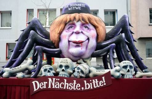 Themen der Woche Bilder des Tages Rosenmontagszug in Düsseldorf - Themenwagen von Jacques Tilly Deutschland, NRW, Düsseldorf, Rosenmontagszug, Themenwagen von Jaques Tilly: Angela Merkel als Schwarze Witwe: Der Nächste bitte! *** Germany NRW Düsseldorf parade theme railcars by Jaques Tilly Angela Merkel as black widow the next please